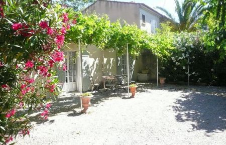 G&icirc;te n&deg;13G971239 Mouri&egrave;s - Bouches-du-Rh&ocirc;ne - cour arbor&Atilde;&copy;e