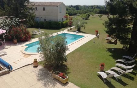 G&icirc;te n&deg;13G202557 Mouri&egrave;s - Bouches-du-Rh&ocirc;ne - Le jardin et la piscine