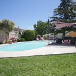 Piscine s&eacute;curis&eacute;e partag&eacute;e avec les deux autres gites
