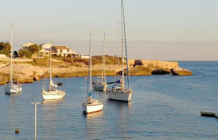 G&icirc;te n&deg;13G141263 Martigues - Bouches-du-Rh&ocirc;ne - Anse de Carro, face au g&icirc;te