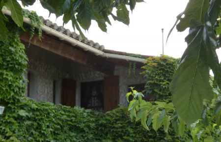 G&icirc;te n&deg;84G2278 Maubec - Vaucluse - A l'&eacute;tage, l'entr&eacute;e du studio dans son &eacute;crin de verdure.