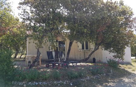 G&icirc;te n&deg;84G2604 Malauc&egrave;ne - Vaucluse - La P&eacute;touse, vue du c&ocirc;t&eacute; ouest, avec la terrasse et l'entr&eacute;e