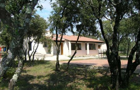 G&icirc;te n&deg;84G2606 Malauc&egrave;ne - Vaucluse - Dans un &eacute;crin de verdure