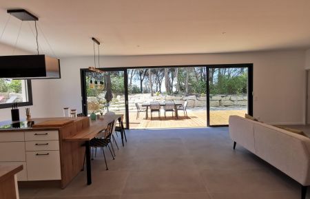 G&icirc;te n&deg;84G3535 Carpentras - Vaucluse - Vue int&eacute;rieure donnant sur la terrasse , le jardin, le terrain de p&eacute;tanque