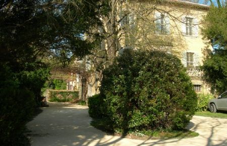 G&icirc;te n&deg;84G4006 Althen-des-Paluds - Vaucluse - Vue d'ensemble de la maison avec parking, derriere arbres 