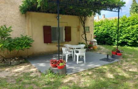 G&icirc;te n&deg;84G405 Crestet - Vaucluse - Vue ext&eacute;rieure c&ocirc;t&eacute; terrasse