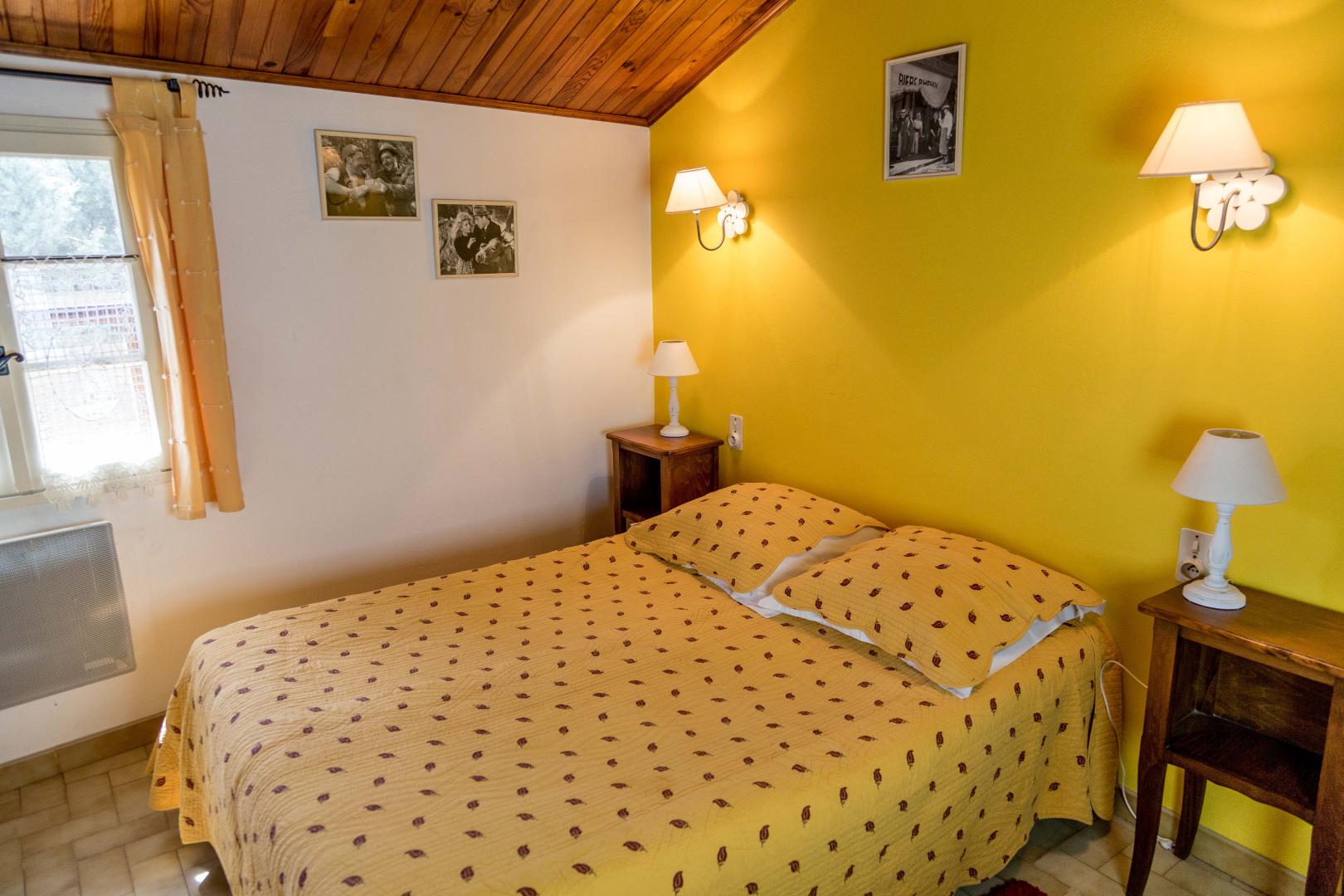 Chambre jaune pour 1 ou 2 personnes avec salle de bain avec douche et wc individuel photo 1