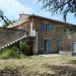 mas provencal avec gite au 1er &eacute;tage. Entr&eacute;e par portail ind&eacute;pendant, jardin privatif et escalier donnant acc&egrave;s a une grand et belle terrasse  avec vue grandiose sur Menerbes. Le rez de chauss&eacute;e est la r&eacute;sidence secondaire du propri&eacute;taire avec acc&egrave;s ind&eacute;pendant de l'autre c&ocirc;t&eacute;