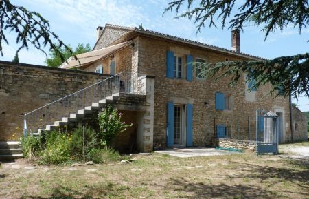 G&icirc;te n&deg;84G847 M&eacute;nerbes - Vaucluse - mas provencal avec gite au 1er &eacute;tage. Entr&eacute;e par portail ind&eacute;pendant, jardin privatif et escalier donnant acc&egrave;s a une grand et belle terrasse  avec vue grandiose sur Menerbes. Le rez de chauss&eacute;e est la r&eacute;sidence secondaire du propri&eacute;taire avec acc&egrave;s ind&eacute;pendant de l'autre c&ocirc;t&eacute;