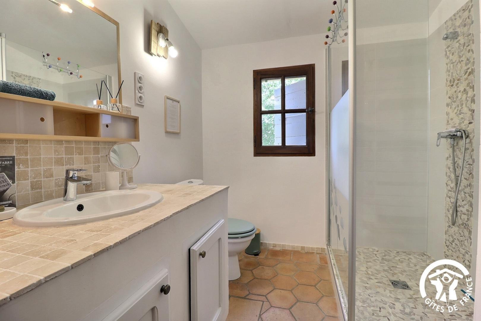 Les Chambres du Luberon, la salle d'eau de la Chambre Luberon et sa douche très accessible photo 15