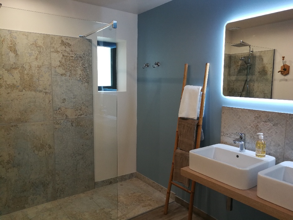 Grande salle de bains pour 4 personnes.
Espace douche XXL, avec ses carreaux déco. 1x1 mètre... Et miroir à éclairage tactile. photo 6