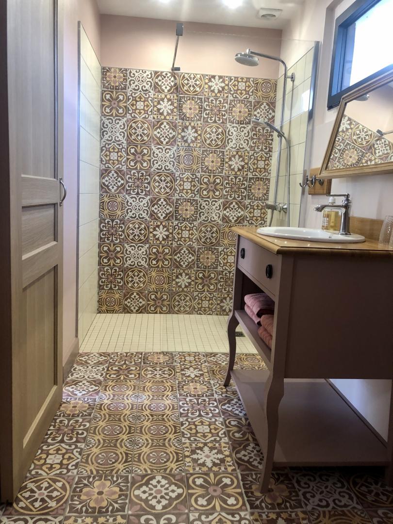 Vaste paroi de douche vitrée pour apprécier cette faïence vieux rose. photo 12