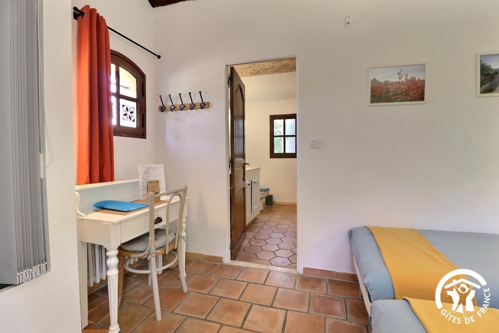 Les Chambres du Luberon, couchage et salle de bains attenante pour l'espace nuit photo 21