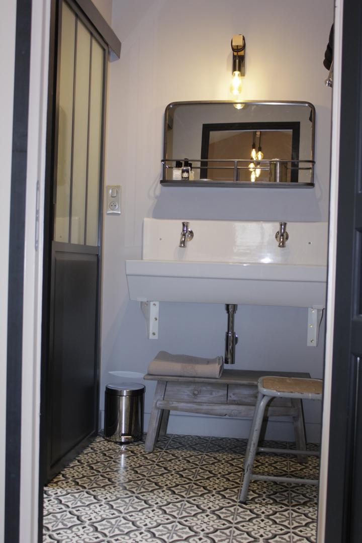Grand lavabo comme à l'école et porte coulissante d'Atelier. photo 4