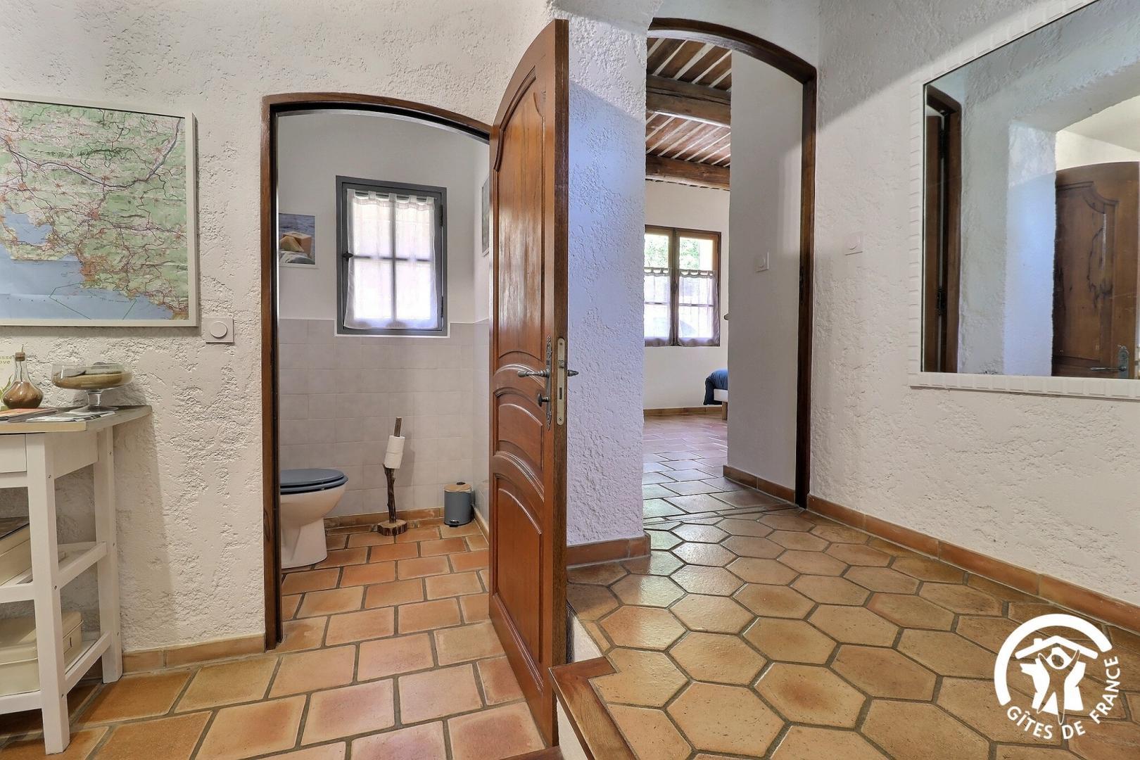 Les Chambres du Luberon, à droite Chambre Durance, à gauche ses toilettes privatives attenantes photo 30