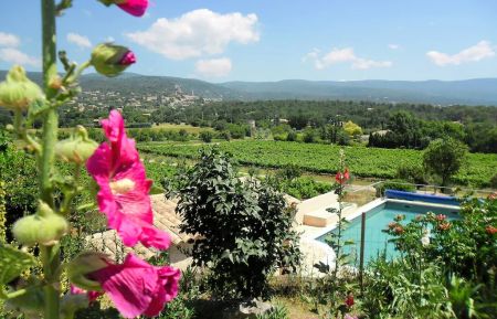 G&icirc;te n&deg;84G4240 Saint-Saturnin-l&egrave;s-Apt - Vaucluse - vue sur village et piscine