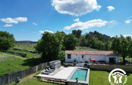 G&icirc;te n&deg;84G3747 Grambois - Vaucluse - photo