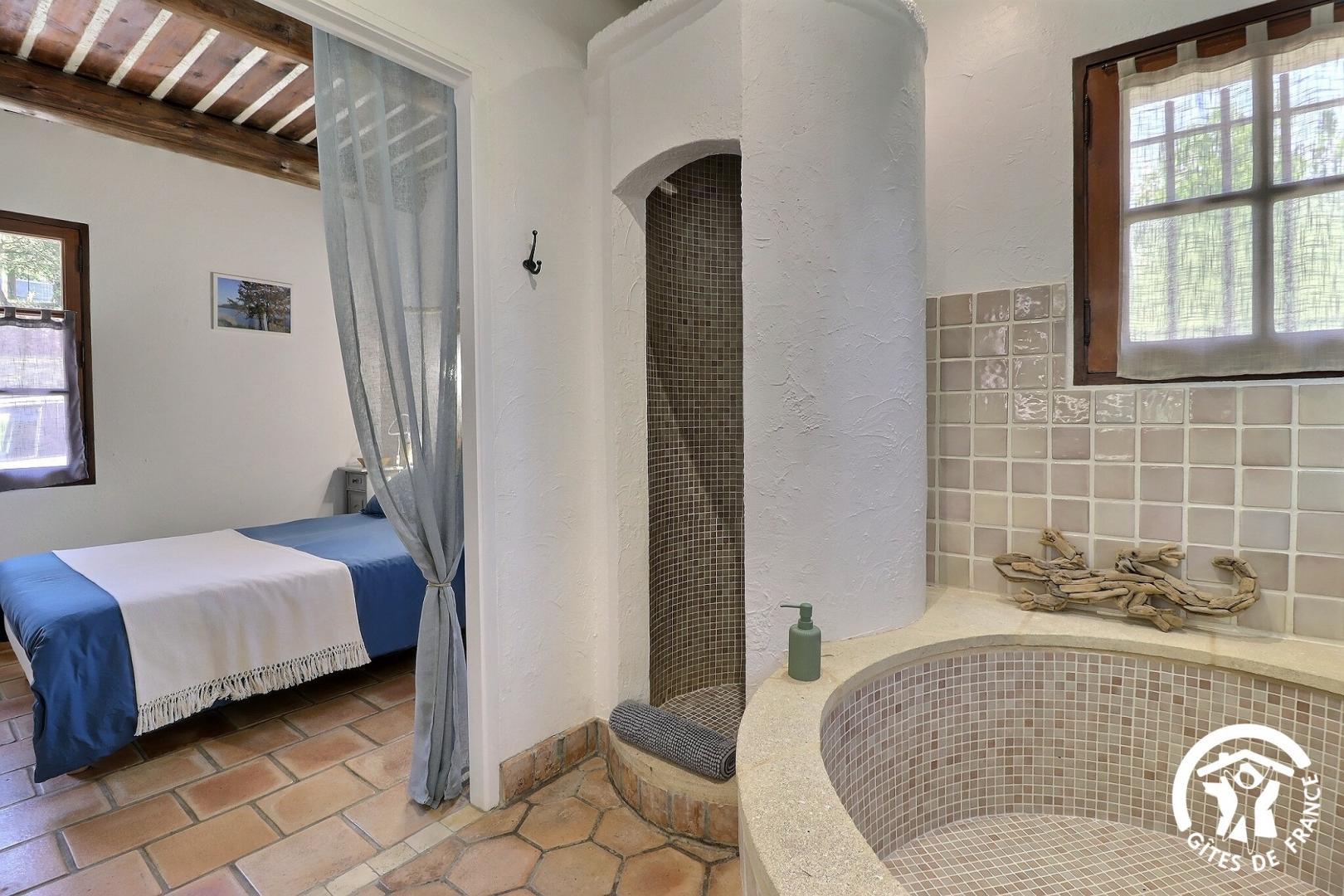 Les Chambres du Luberon, la Chambre Durance avec douche et grande baignoire ! photo 26