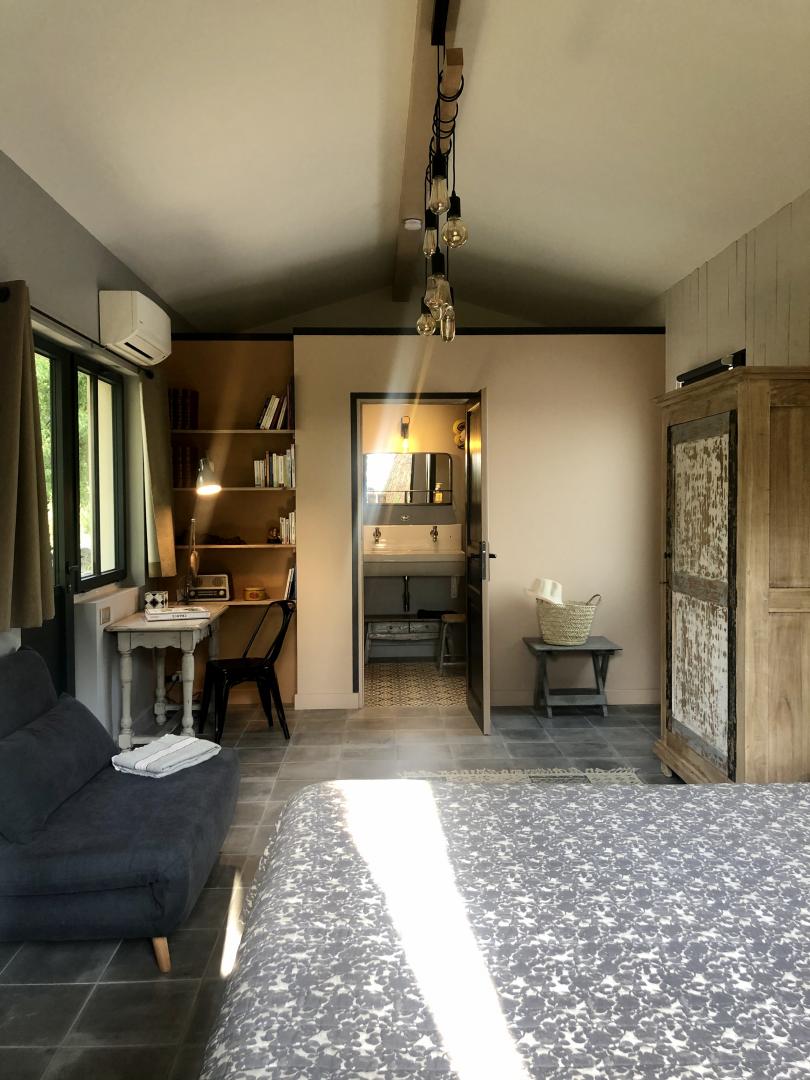 Belle hauteur sous plafond dans l'Atelier, avec ses 2 accès. photo 2