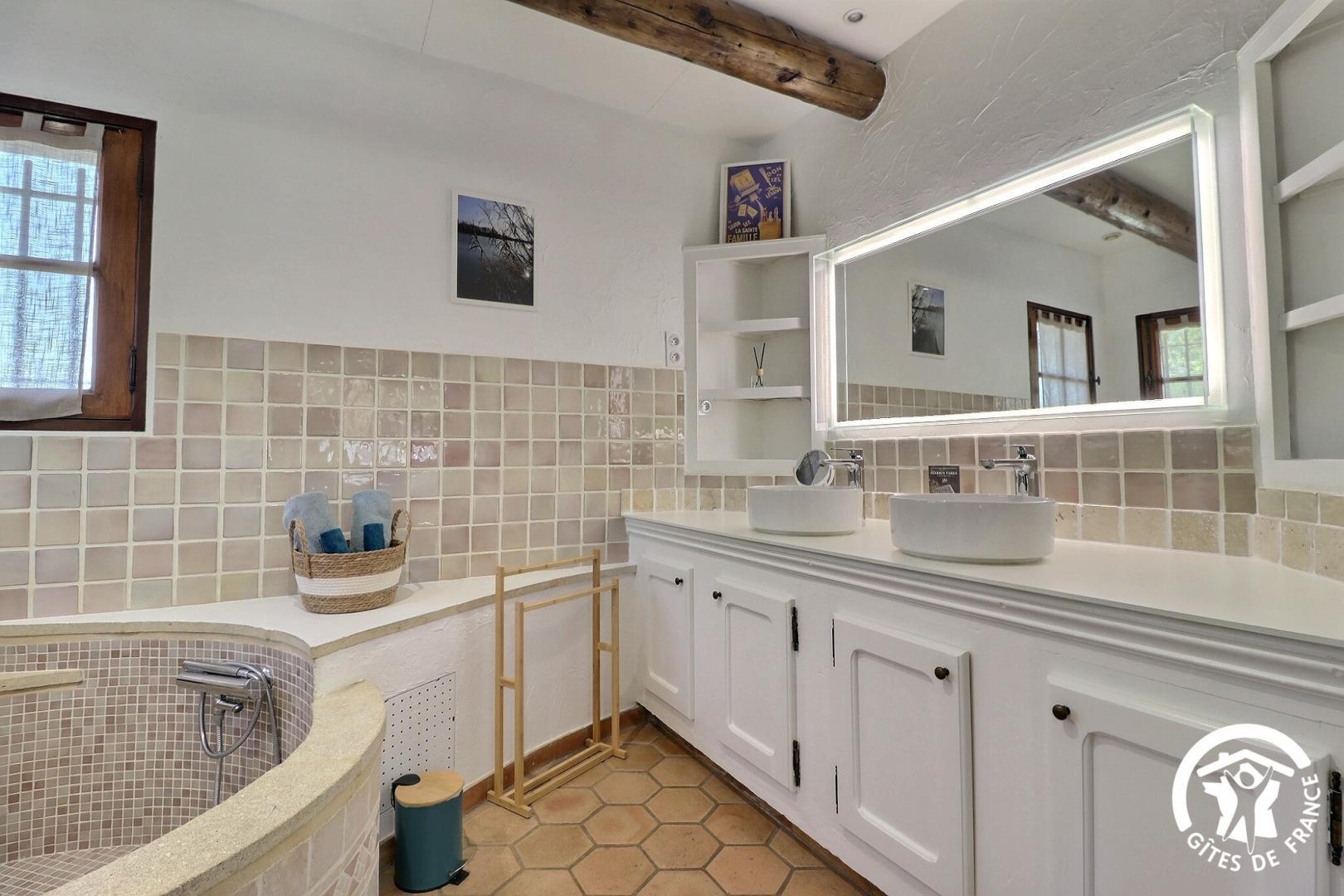 Les Chambres du Luberon, La salle de bains / douche de la Chambre Durance photo 29