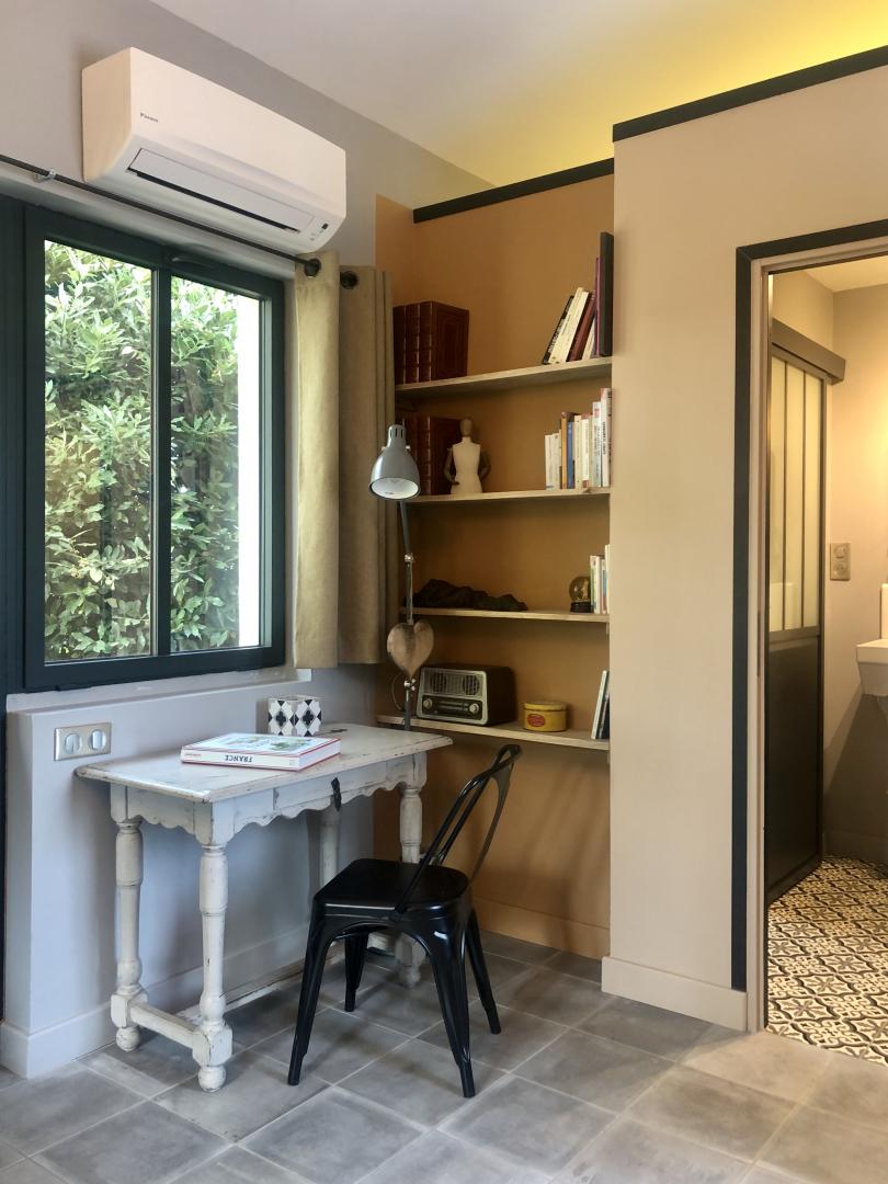 Un espace bureau face au jardin,pour travailler, ou pas... photo 1