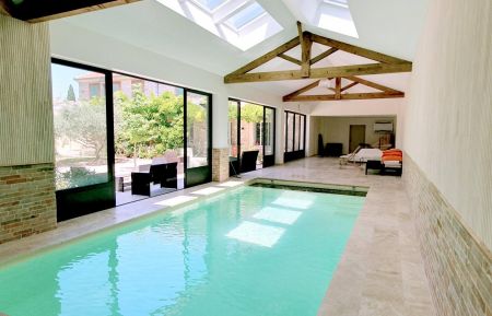 Piscine intérieure chauffée avec volet roulant pour la refermer Gîte n°84G3693 Pernes-les-Fontaines - Vaucluse - Piscine intérieure chauffée avec volet roulant pour la refermer