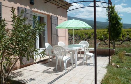 Belle terrasse ensoleillée avec vue sur le Ventoux. Gîte n°84G645 Bédoin - Vaucluse - Belle terrasse ensoleillée avec vue sur le Ventoux.